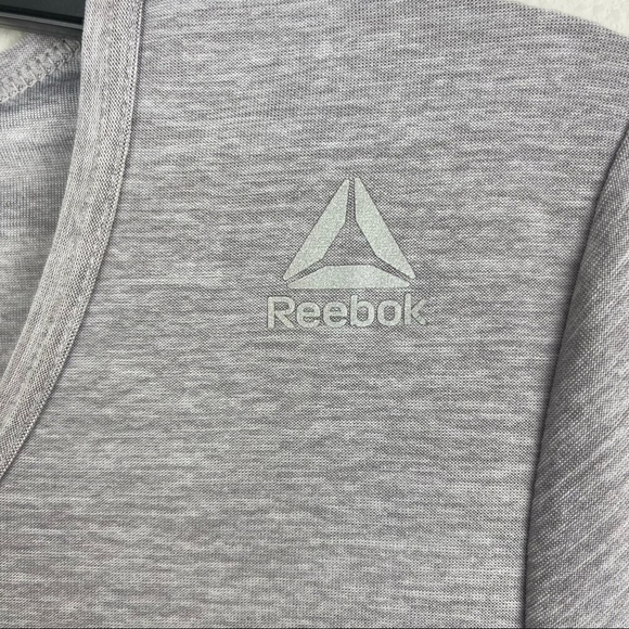 Reebok Woman’s Gray Round Neck short sleeve workout tee shirt size Small - Picture 3 of 8